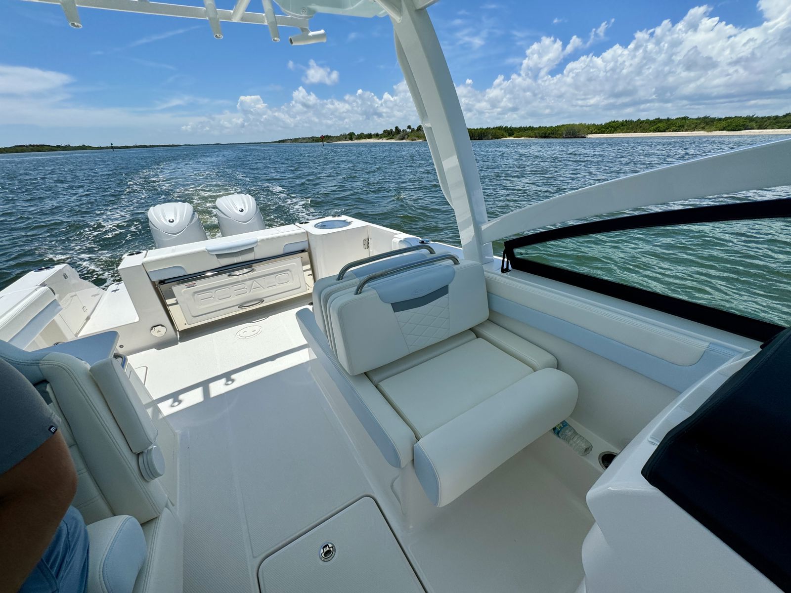 2025 Robalo R257-28