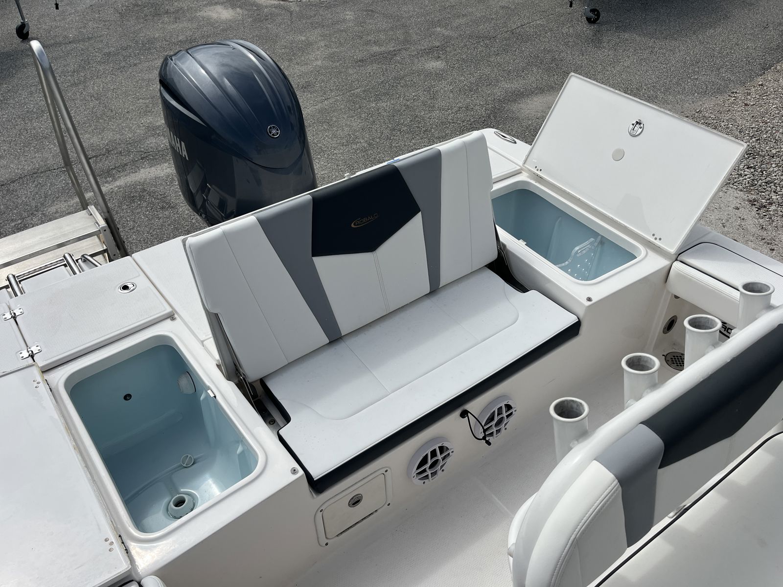 2024 Robalo 226 Cayman-10
