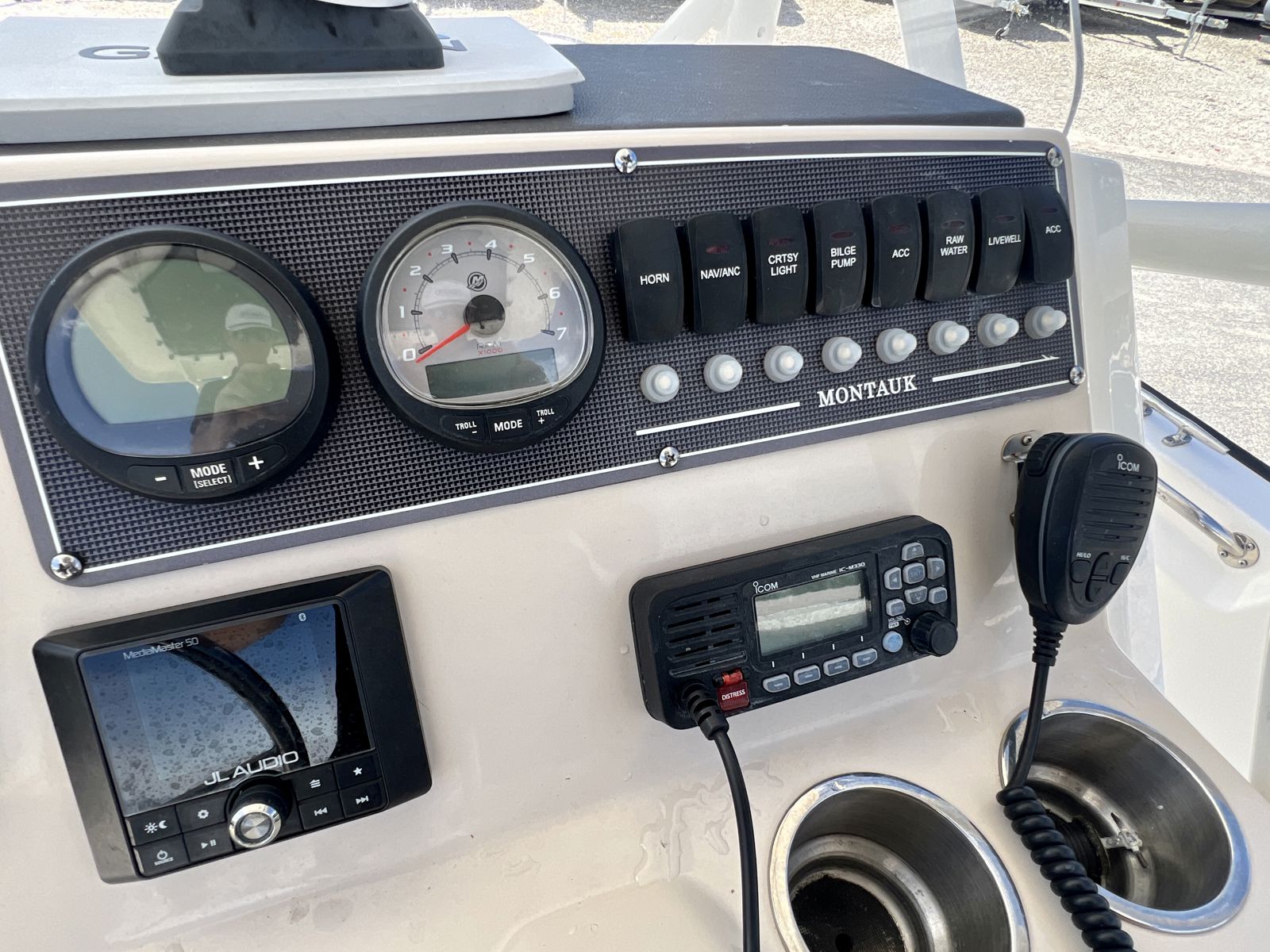 2023 Boston whaler 210 Montauk-13