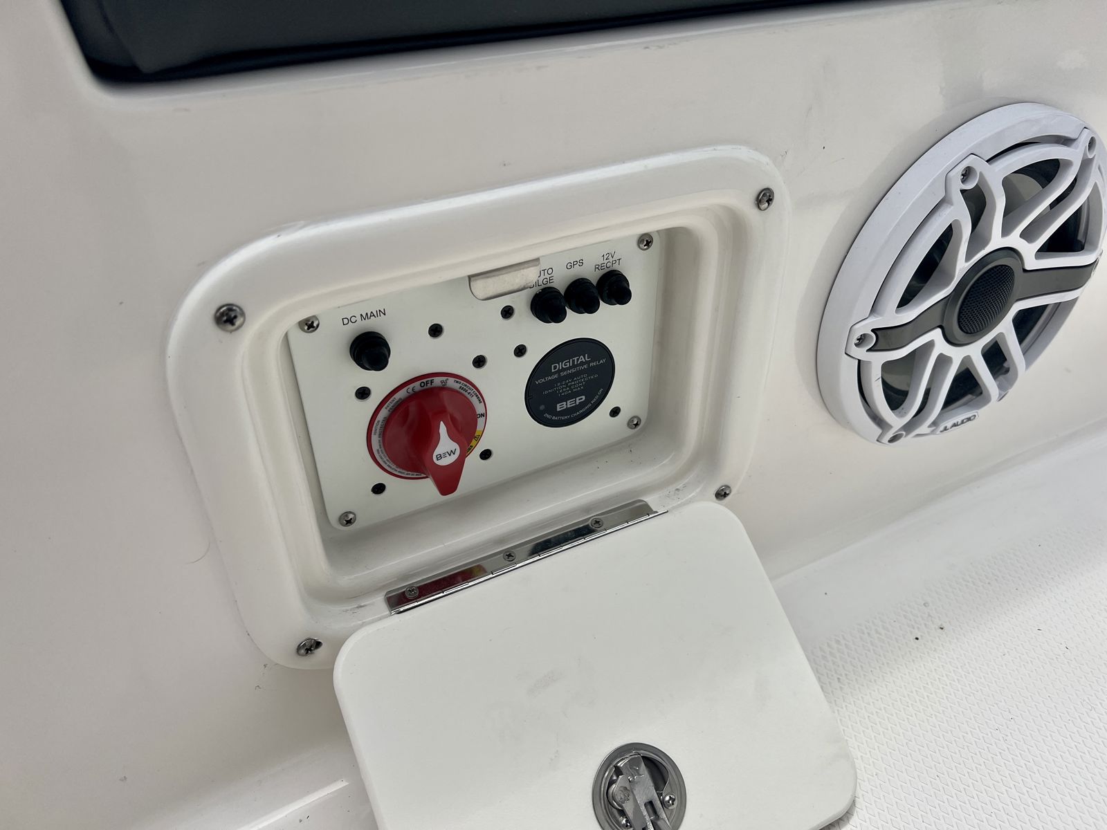 2025 Robalo 246 SD Cayman-33