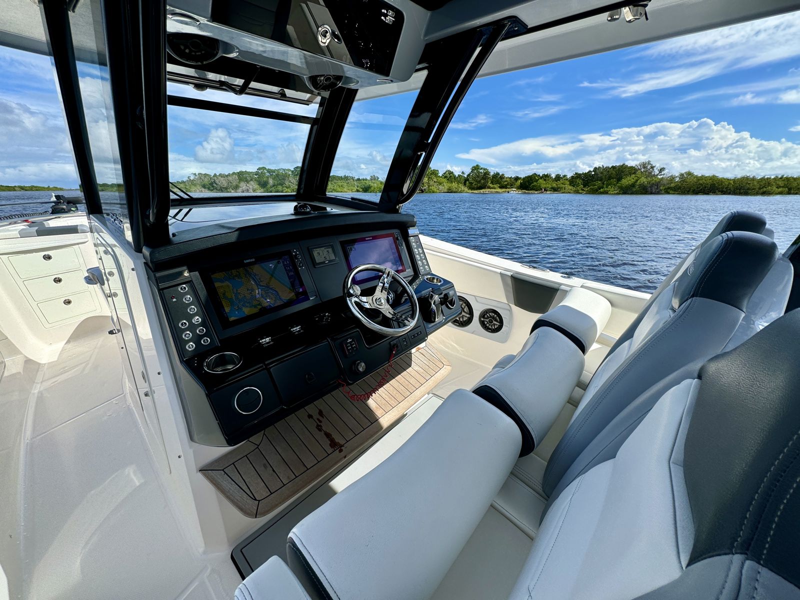 2022 Robalo R360-53