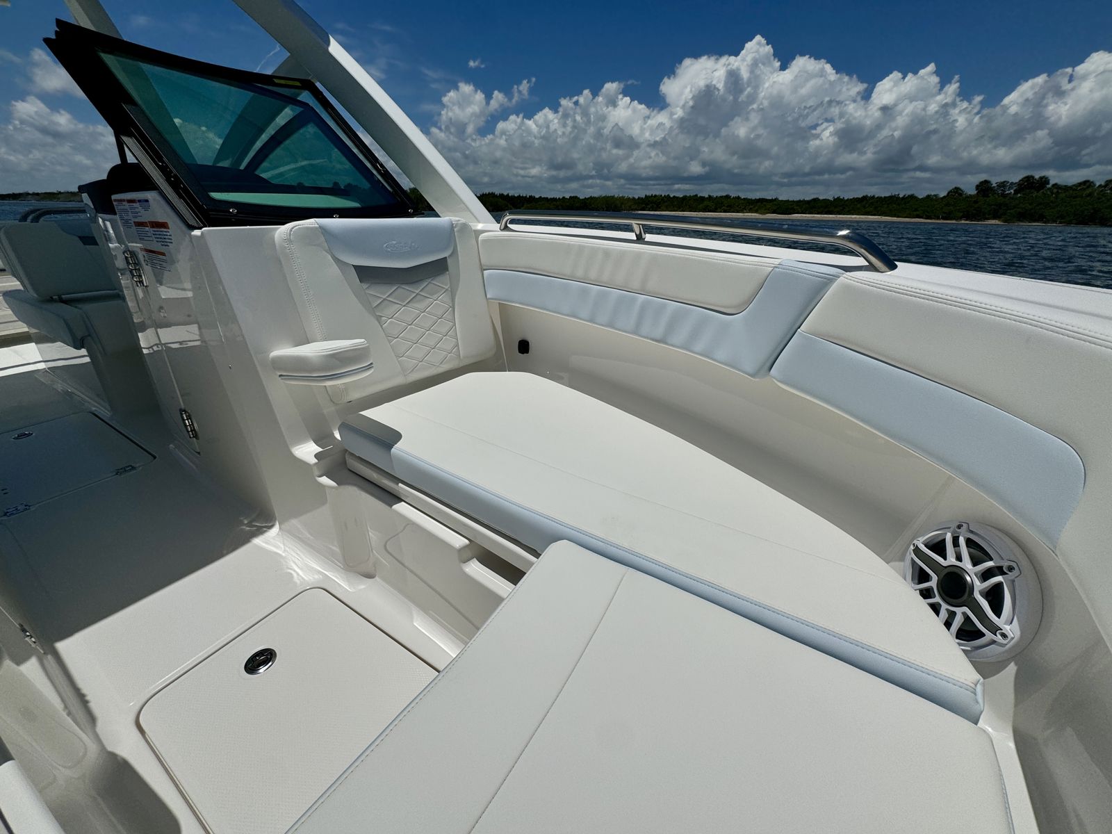 2025 Robalo R257-16