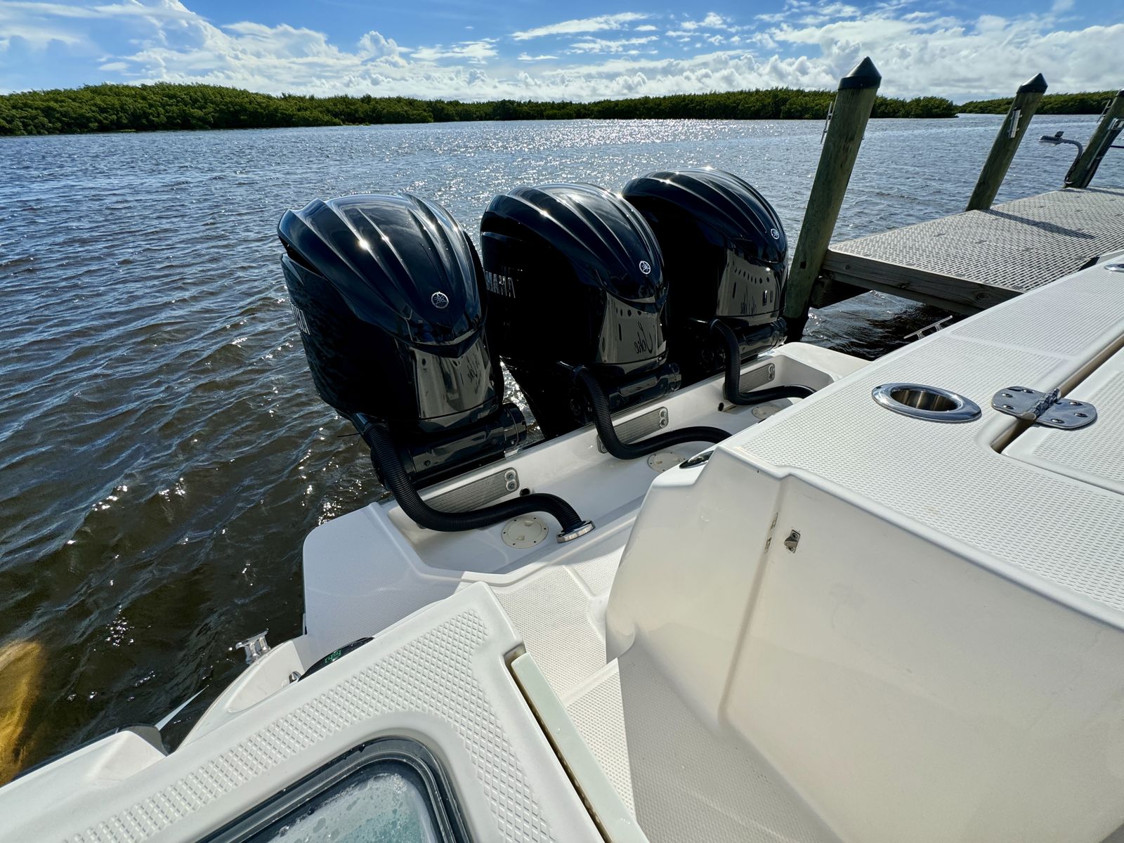 2022 Robalo R360-30