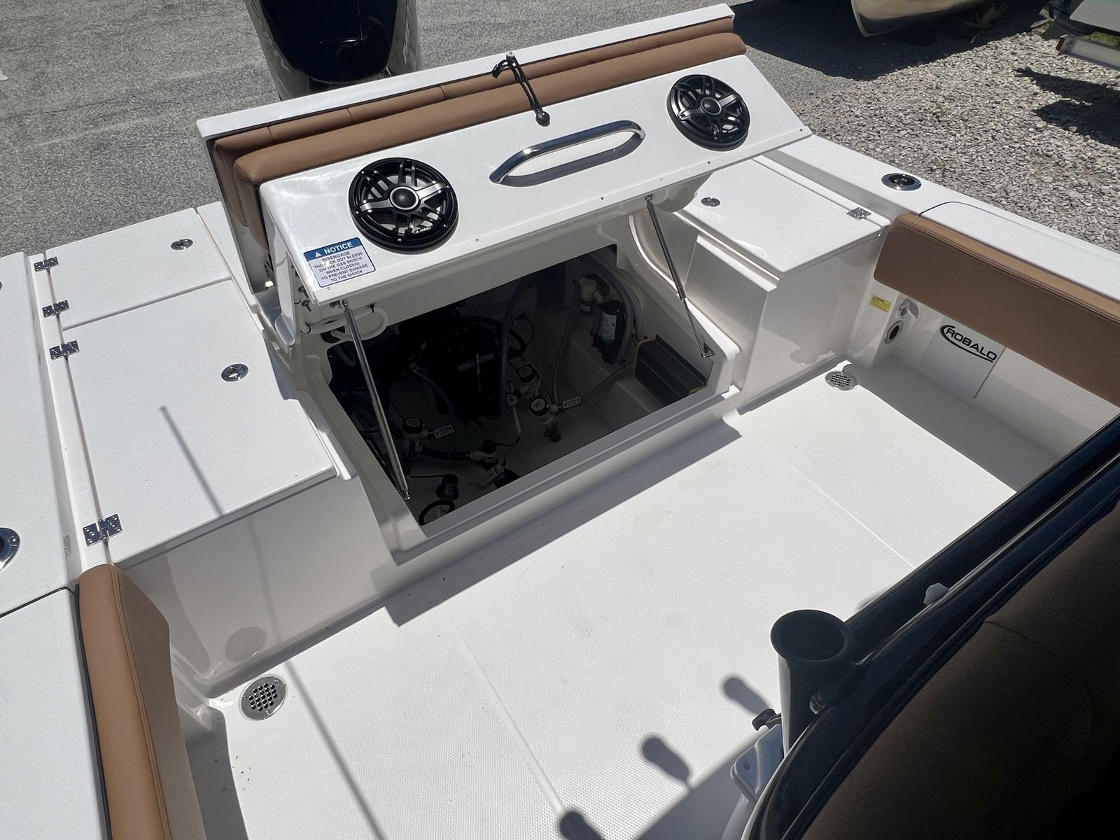 2025 Robalo 266 Cayman-24
