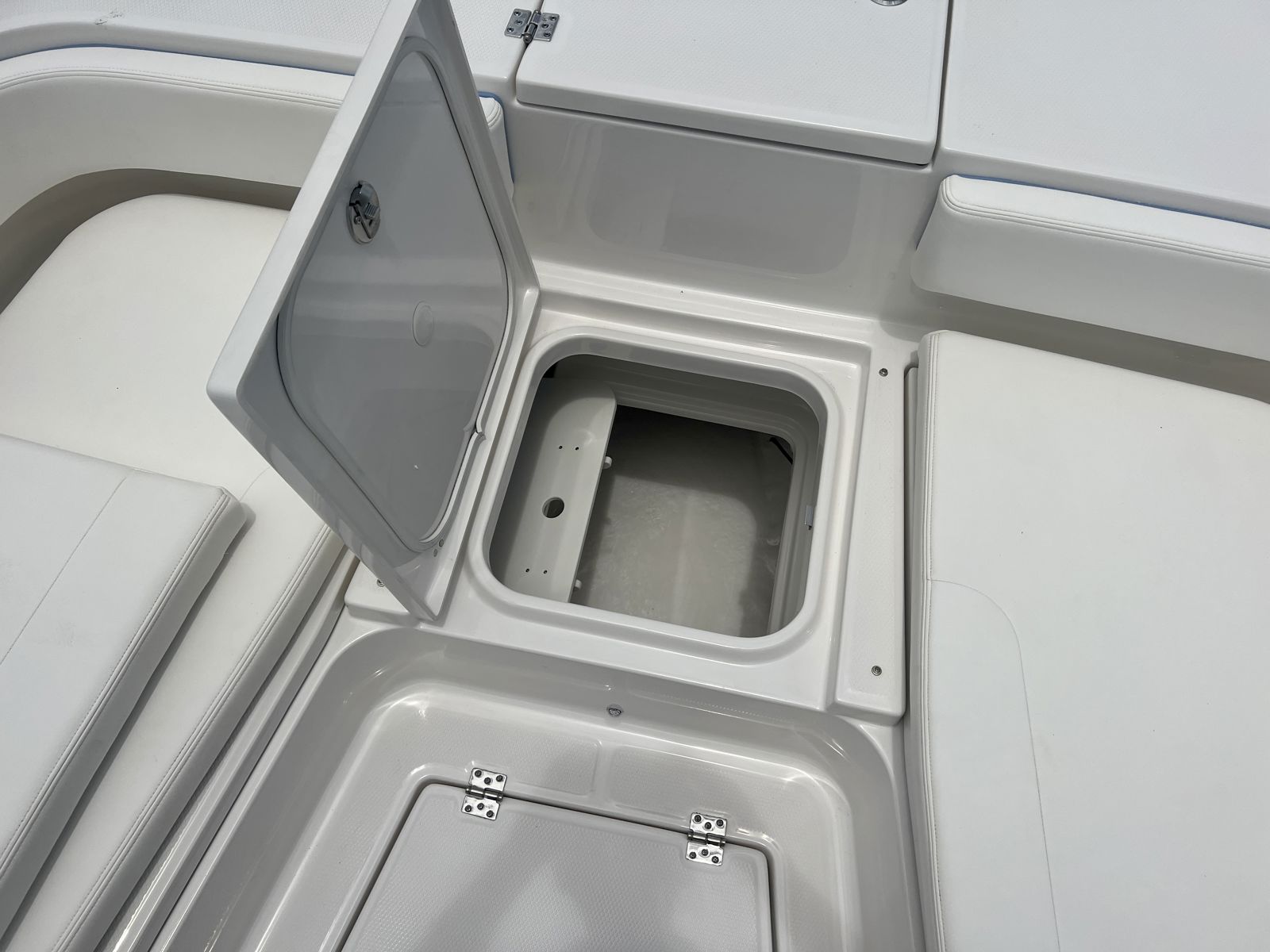 2025 Robalo 266 SD Cayman-40
