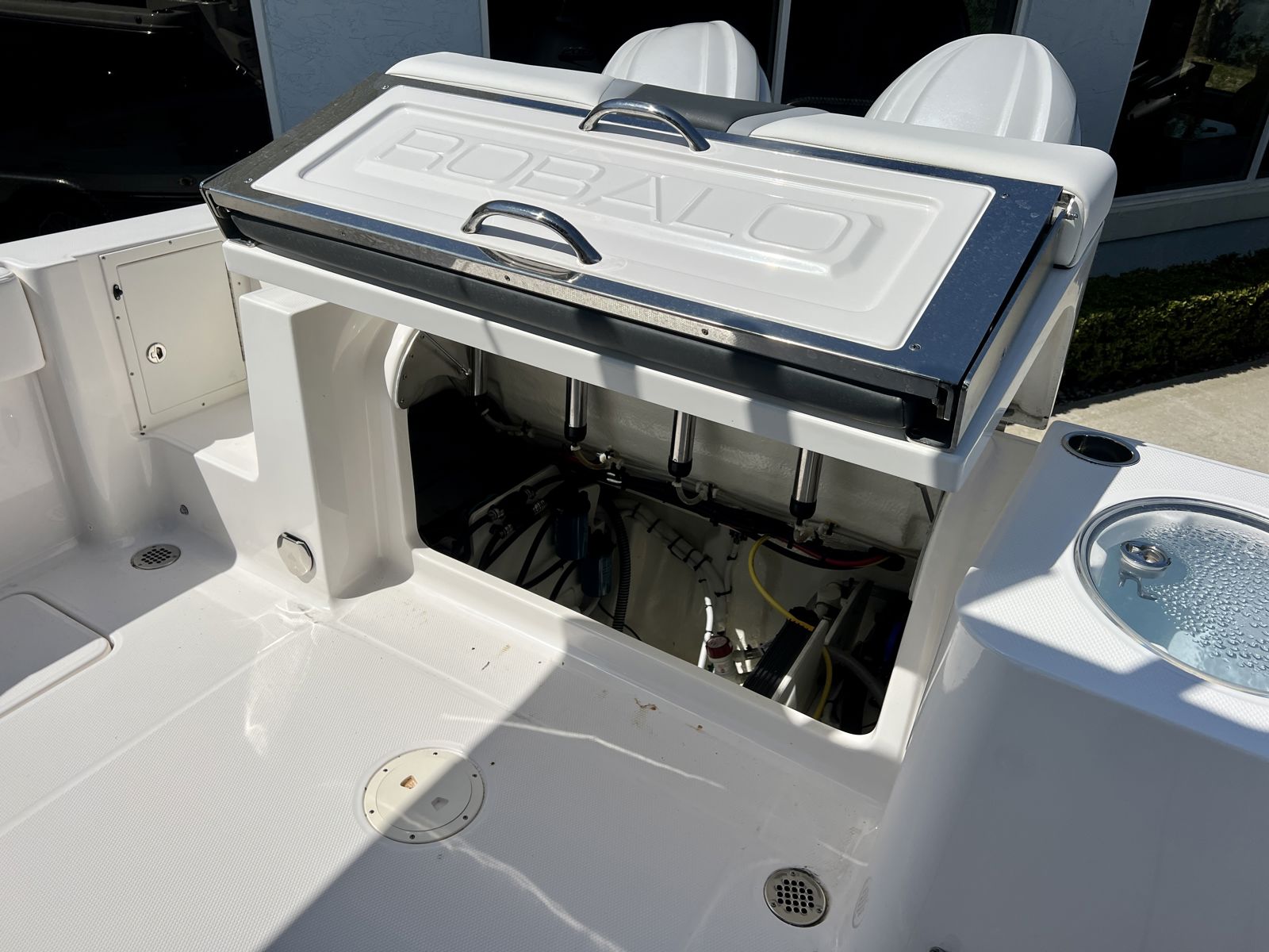 2025 Robalo R250-8