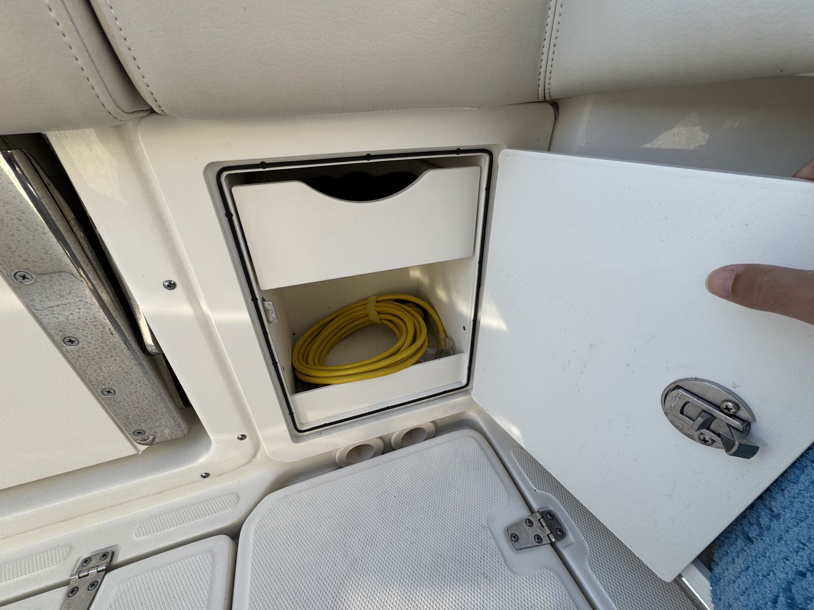 2023 Boston whaler 250 Outrage-12