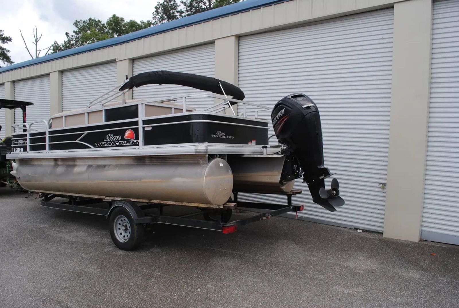 2016 SunTracker Fishin Barge - 3