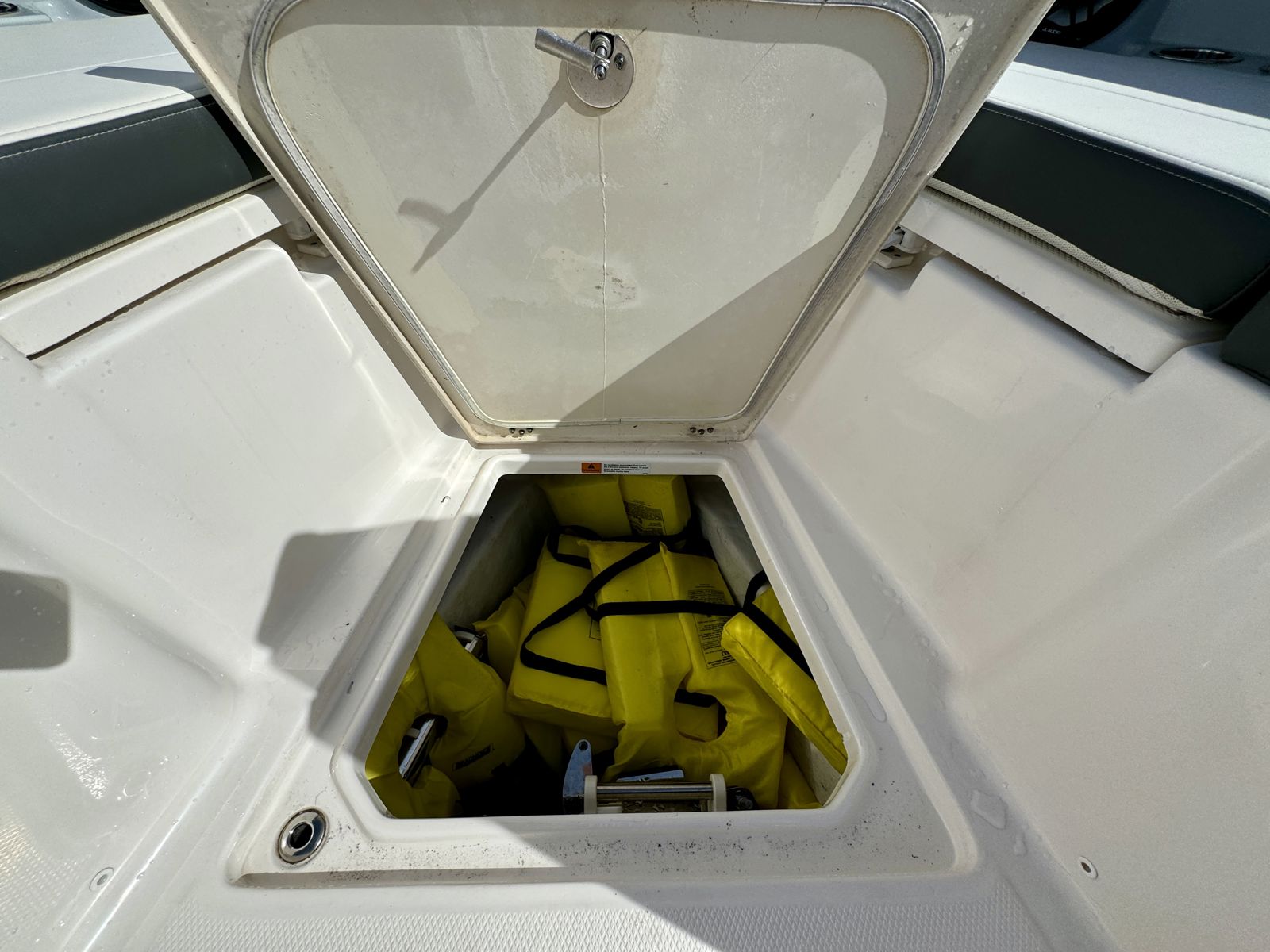 2022 Robalo R360-64