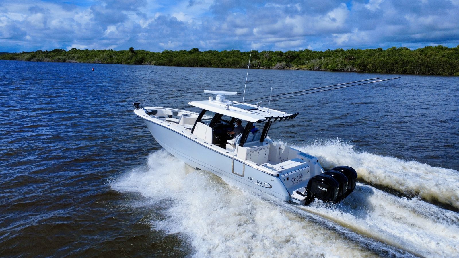2022 Robalo R360-15