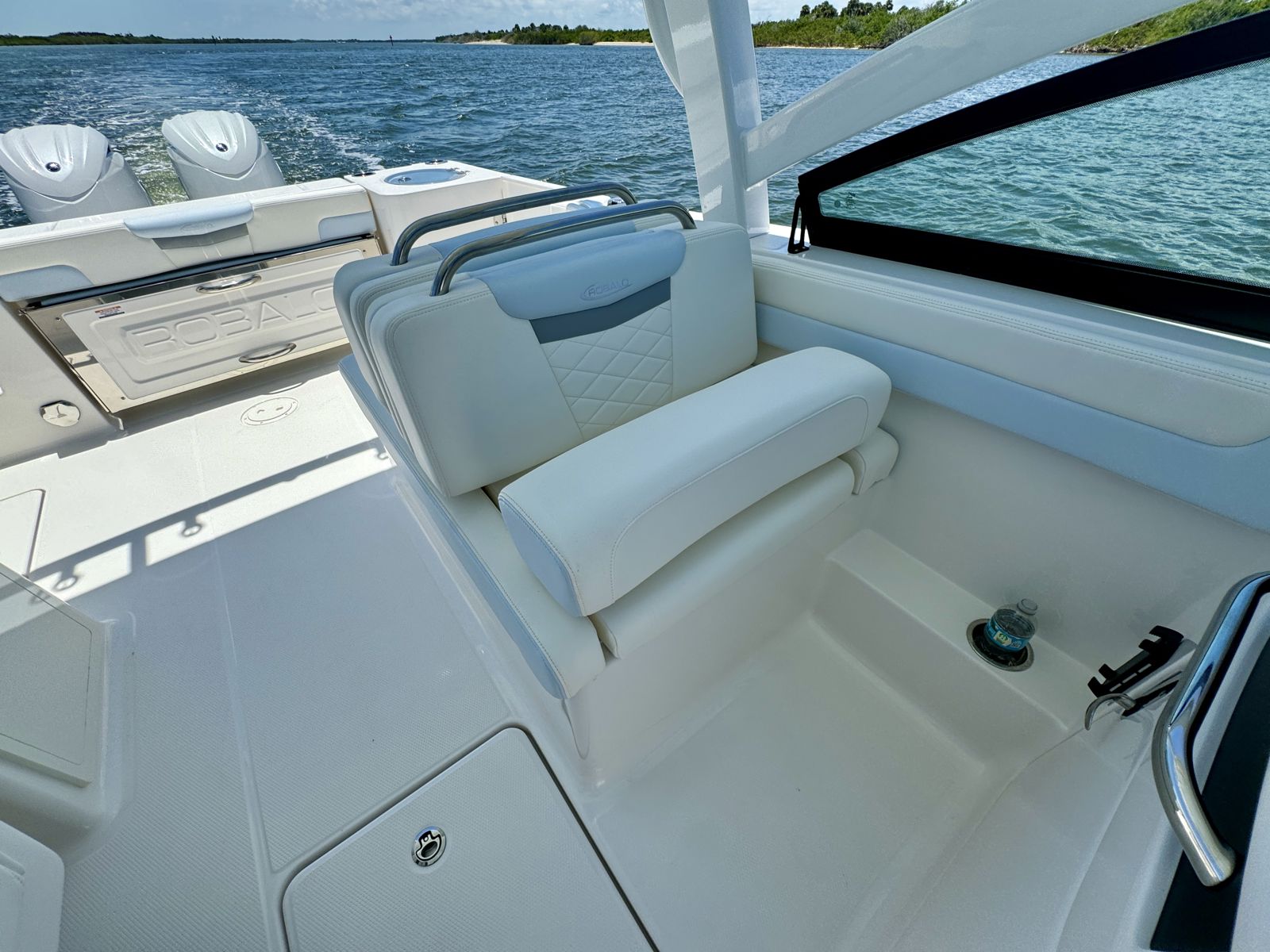 2025 Robalo R257-40