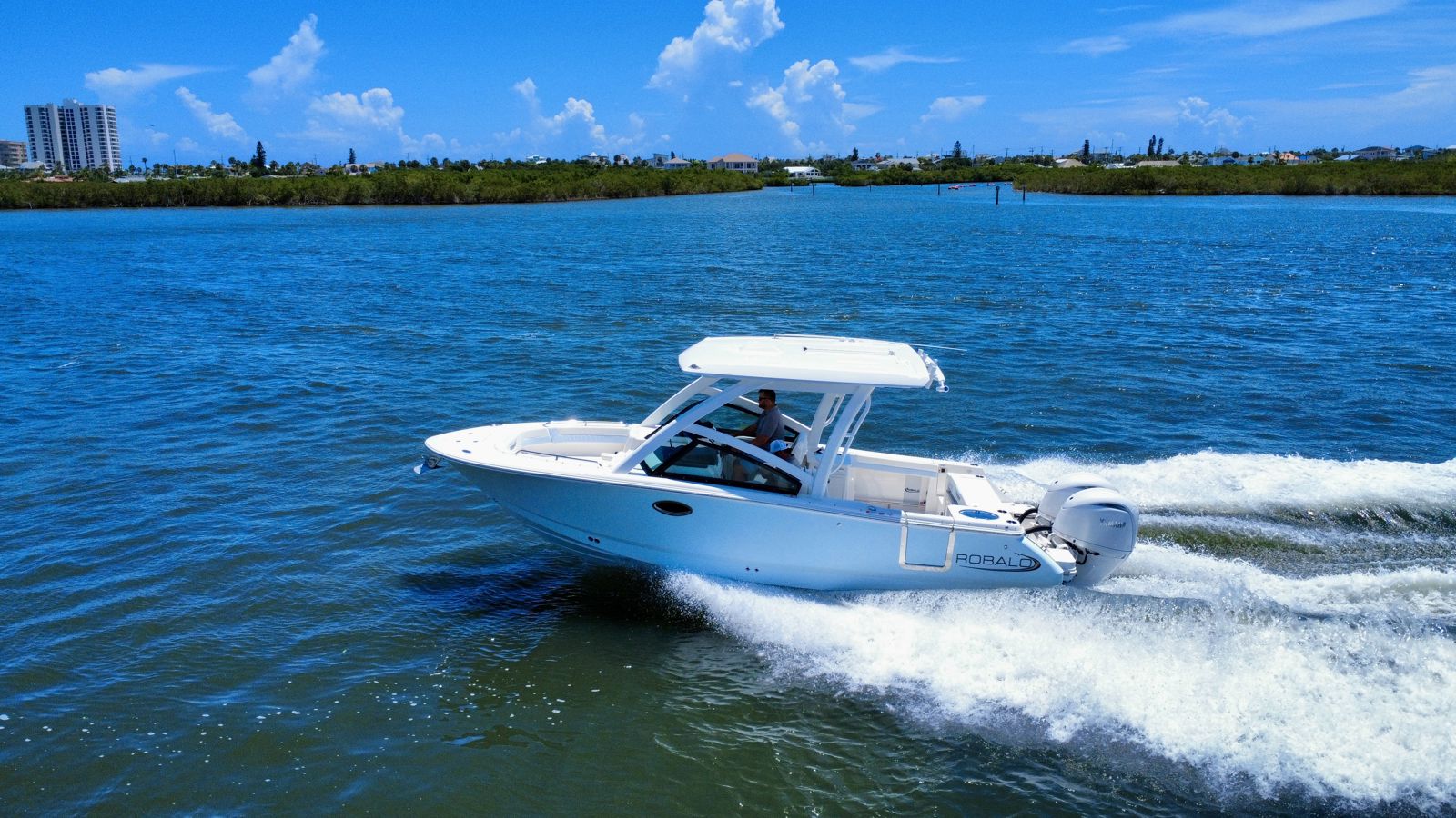 2025 Robalo R2570