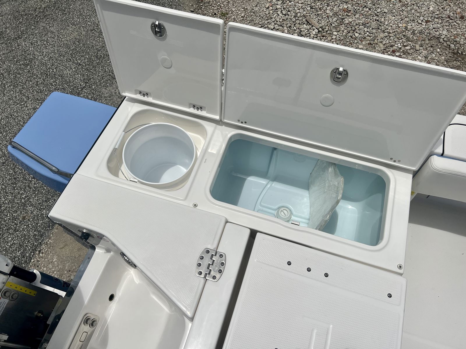 2025 Robalo 266 SD Cayman-16