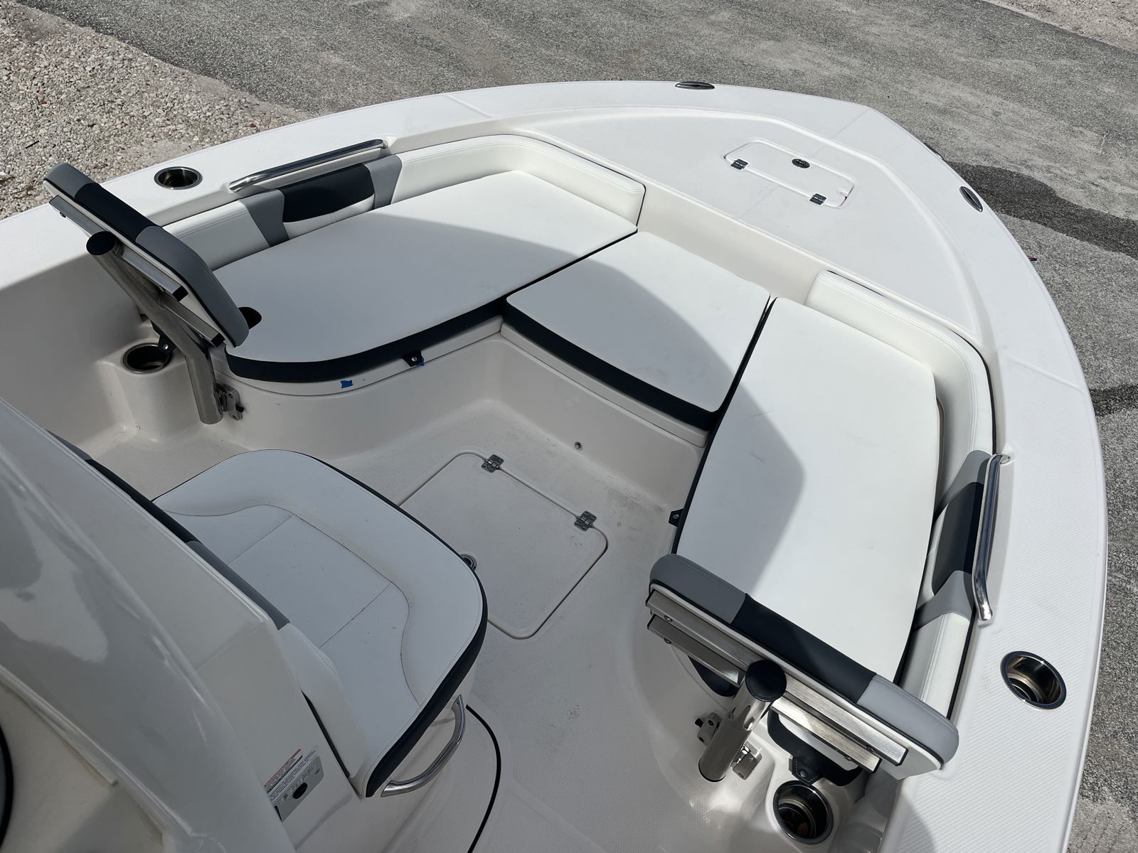 2024 Robalo 226 Cayman-14