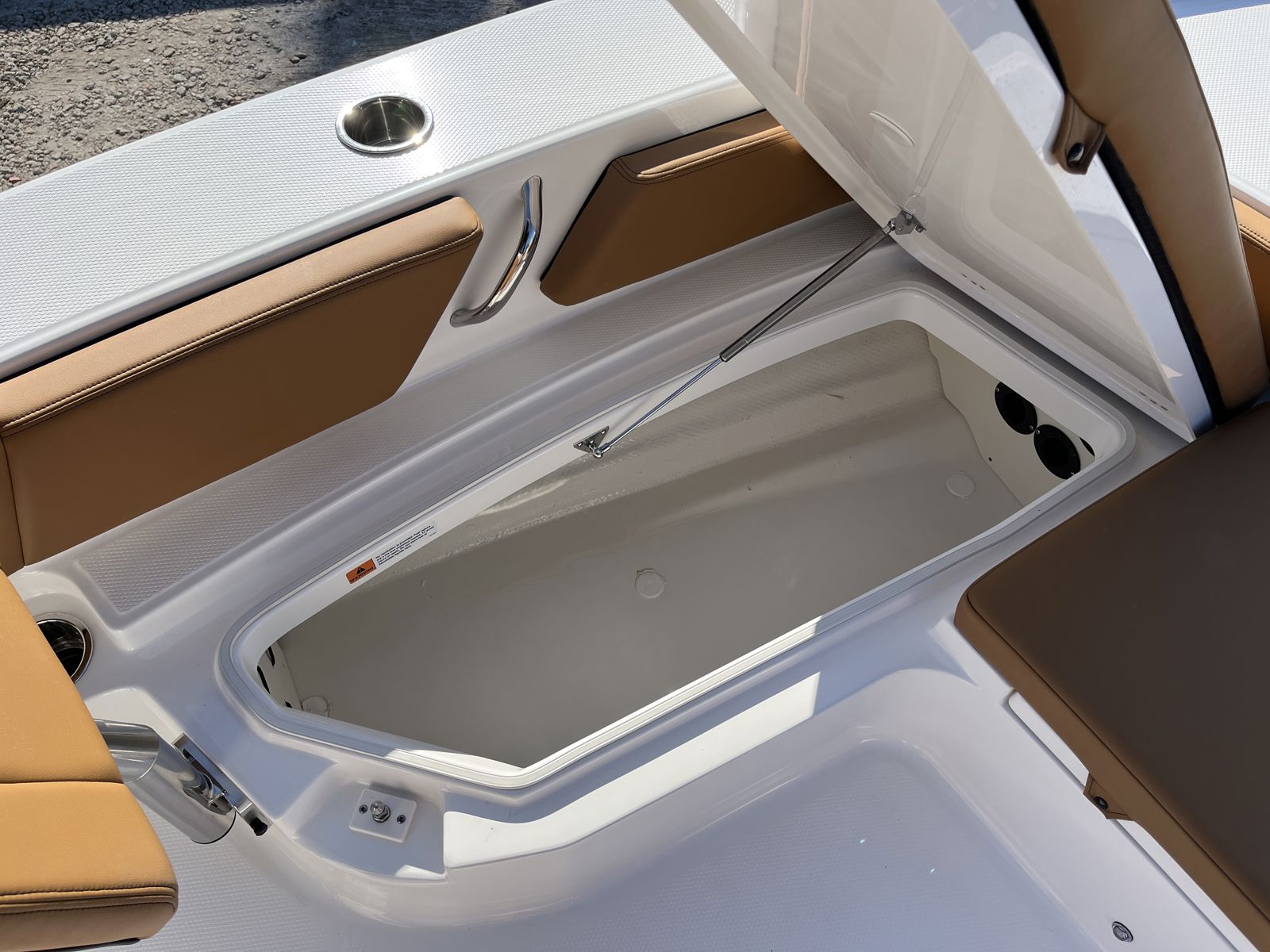 2025 Robalo 246 Cayman-15