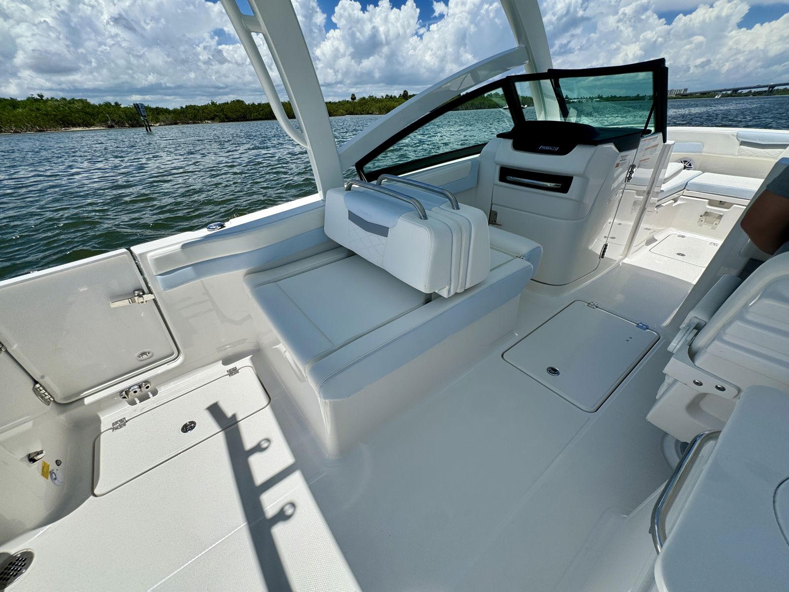 2025 Robalo R257-39