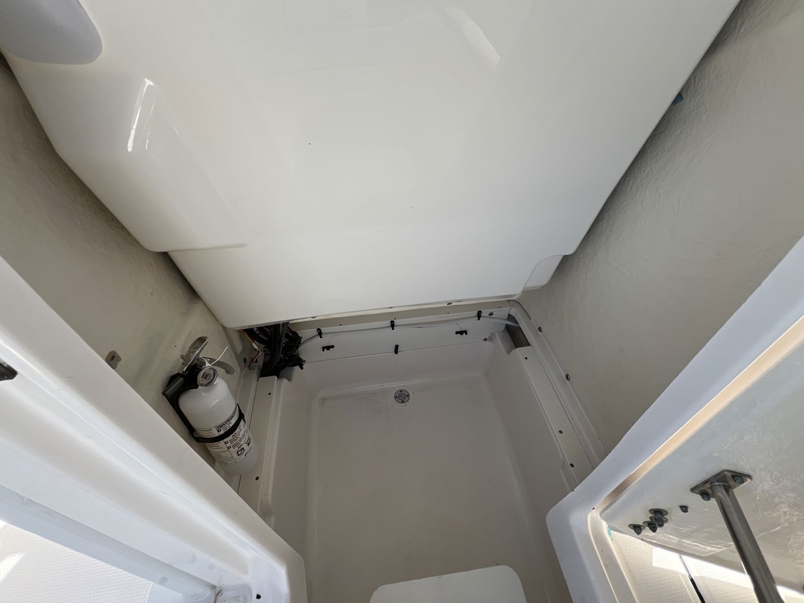 2024 Robalo 226 Cayman-19