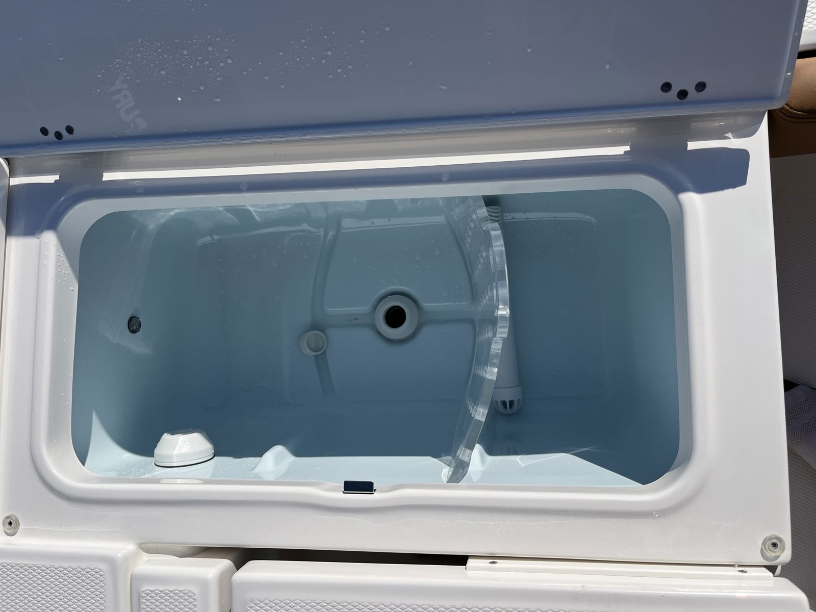 2025 Robalo 246 Cayman-17