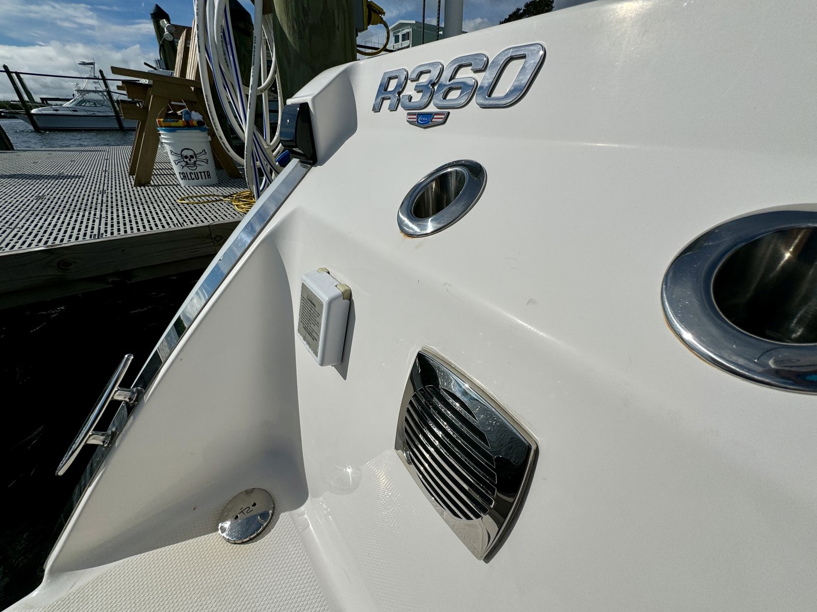 2022 Robalo R360-74
