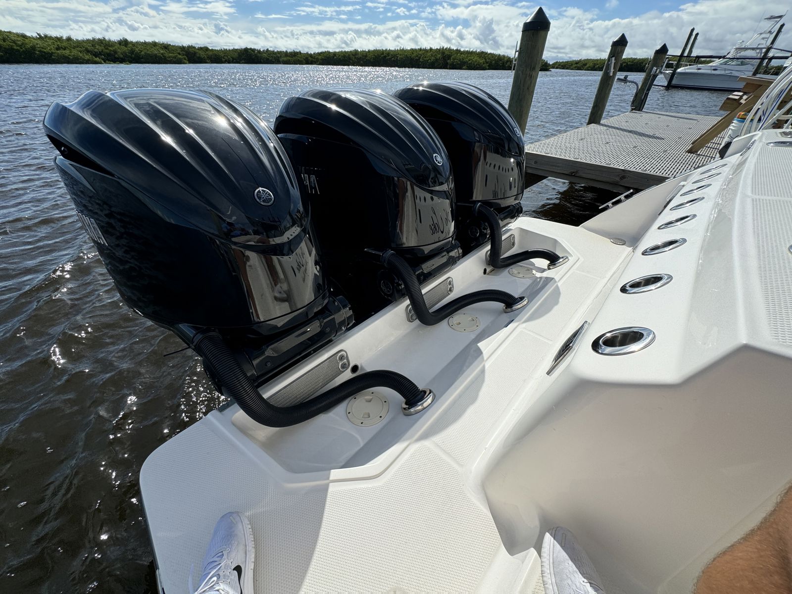 2022 Robalo R360-32