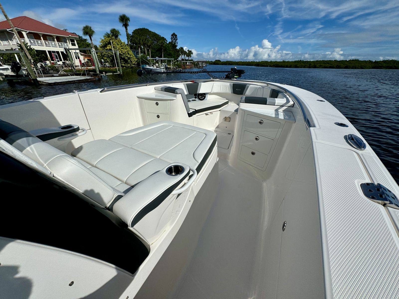 2022 Robalo R360-58