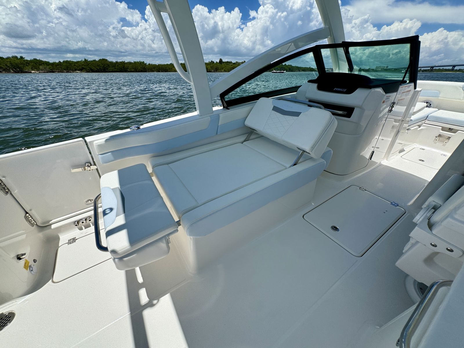 2025 Robalo R257-31