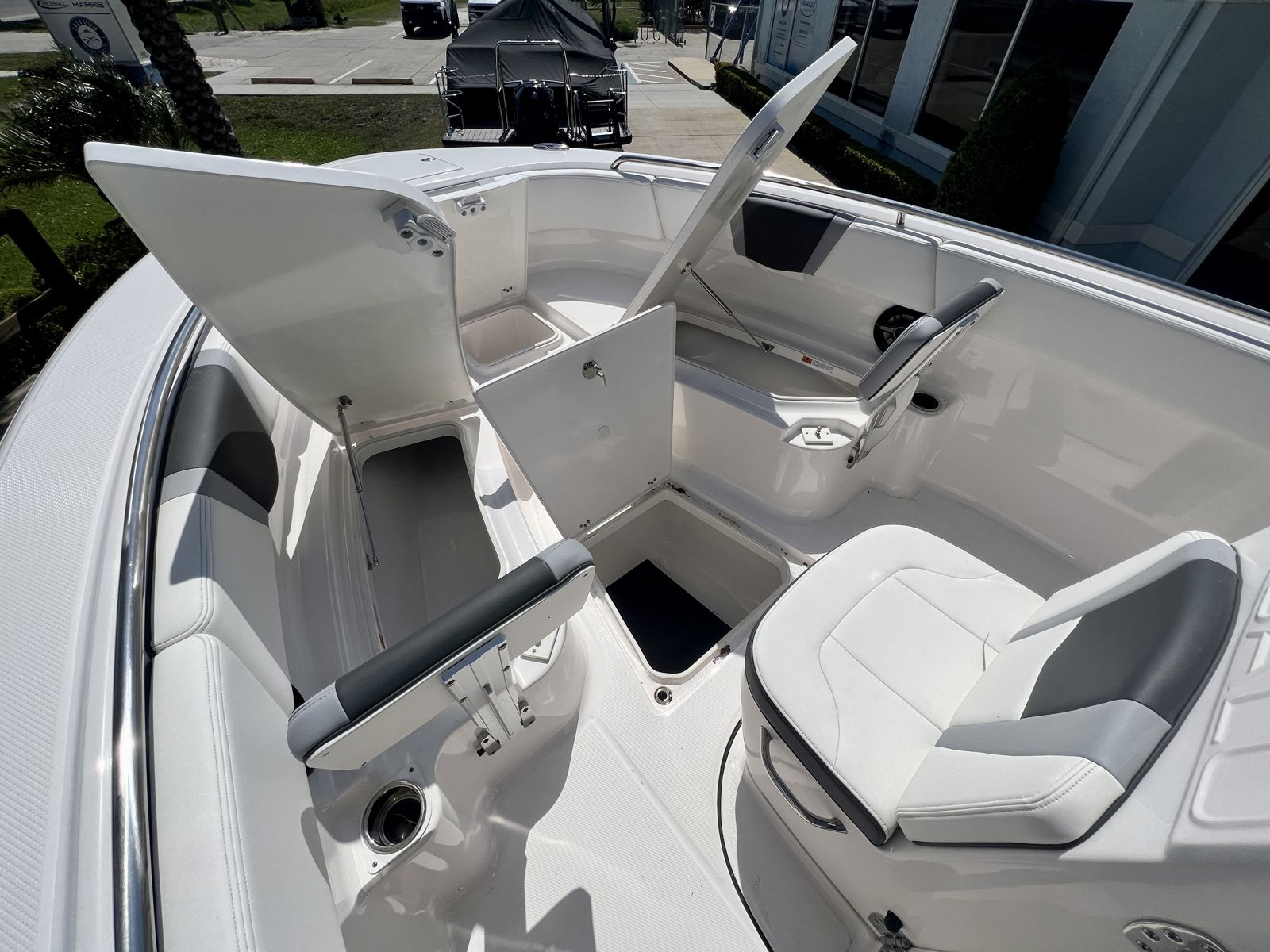 2025 Robalo R250-10