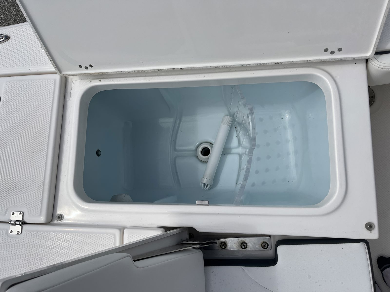 2024 Robalo 226 Cayman-12