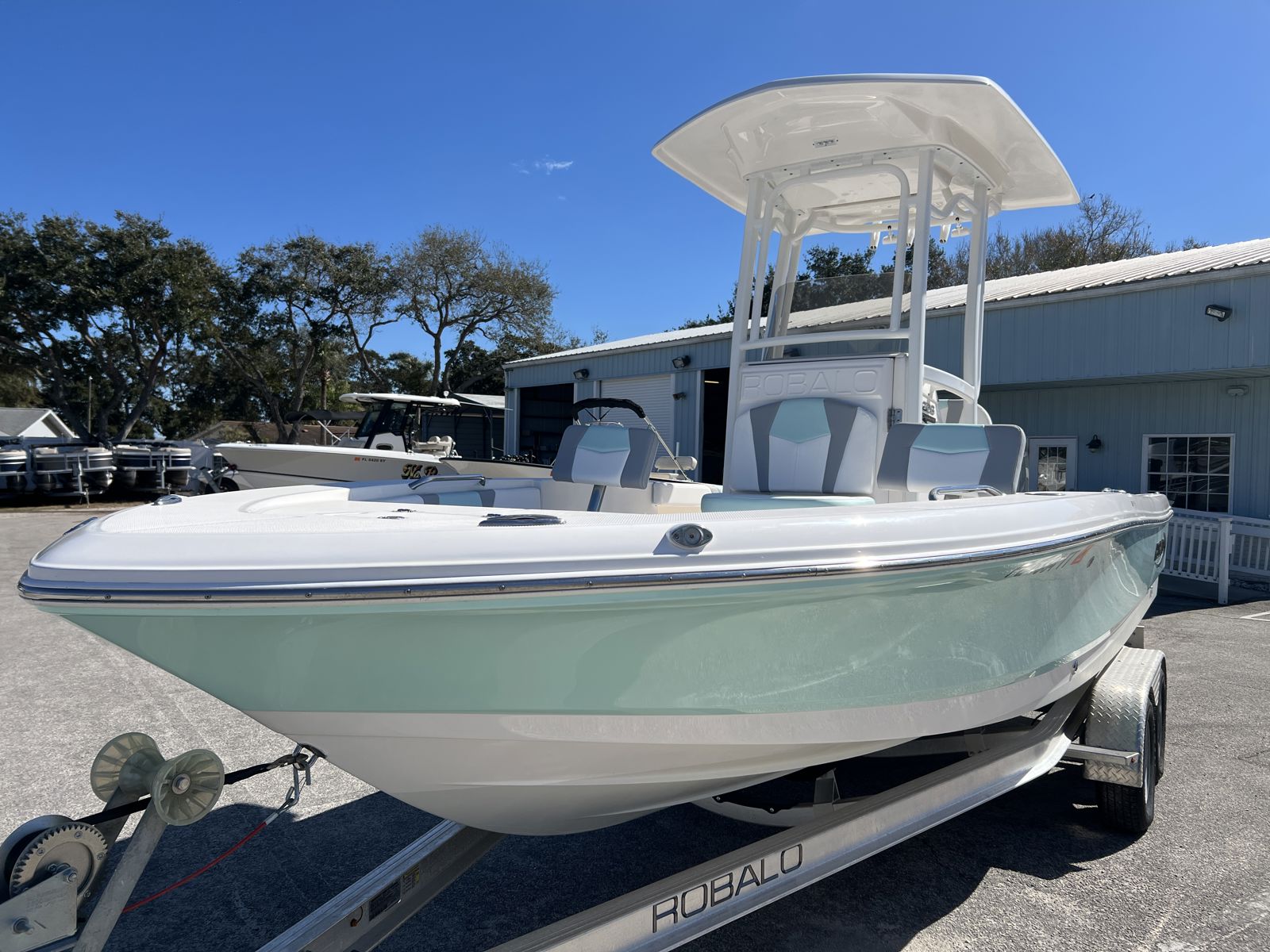 2024 Robalo 226 Cayman-4
