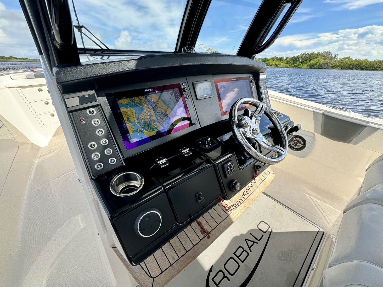 2022 Robalo R360-49