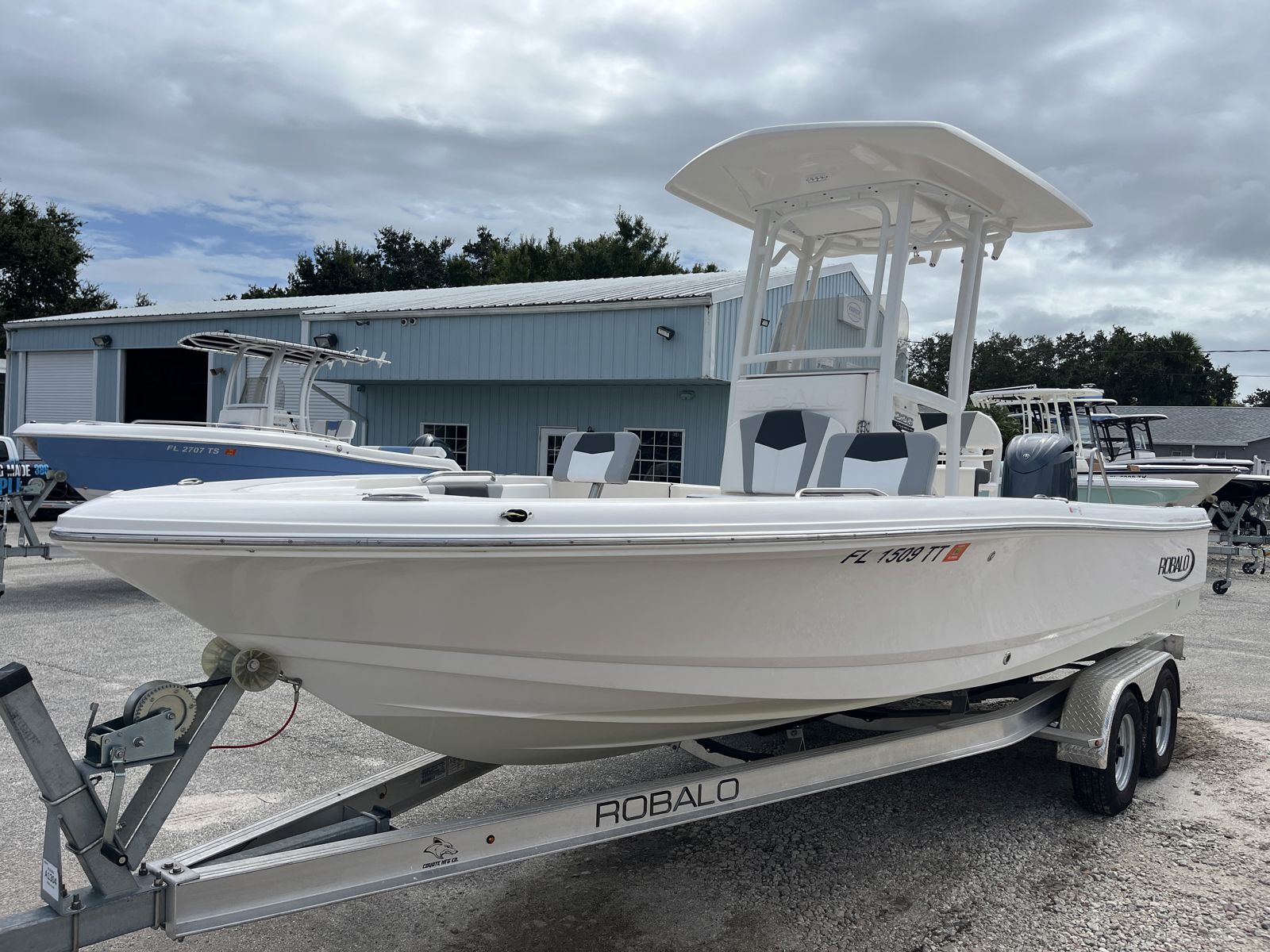 2024 Robalo 226 Cayman-7