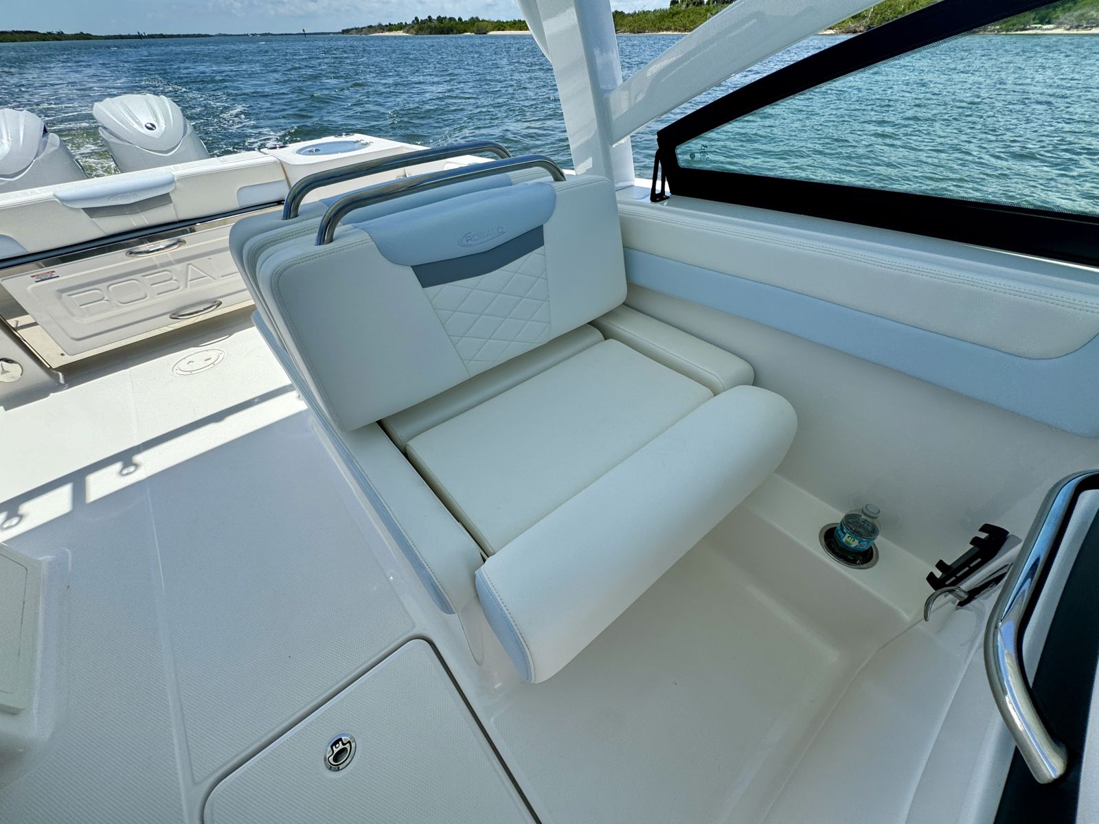2025 Robalo R257-38