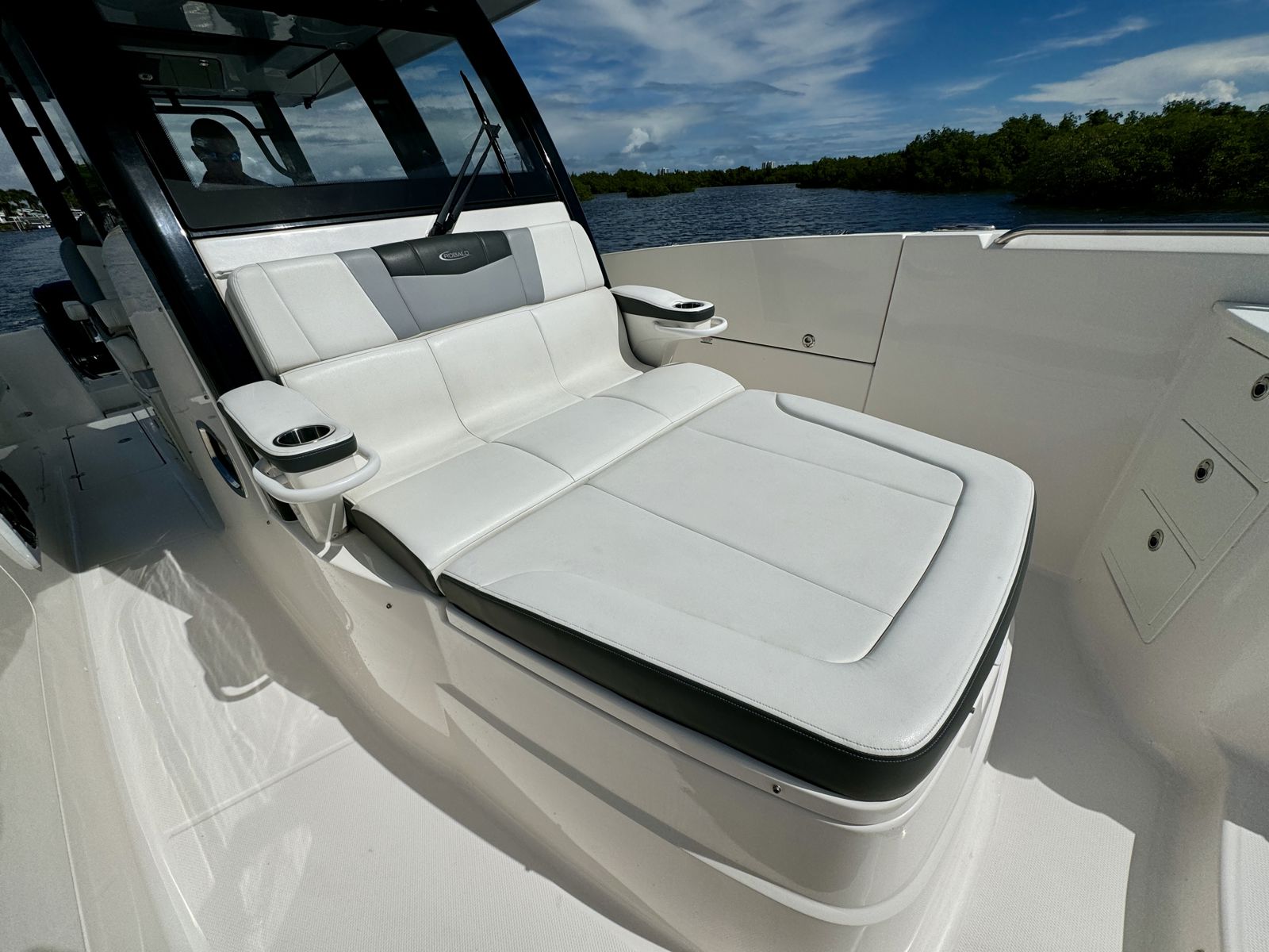 2022 Robalo R360-59
