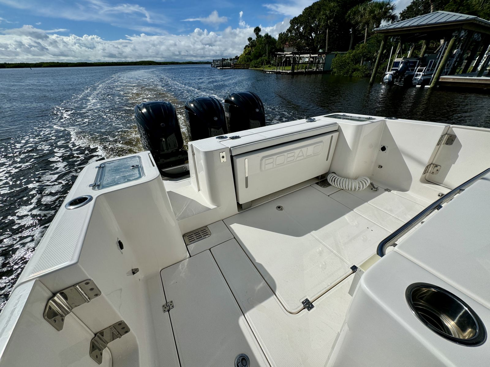 2022 Robalo R360-33