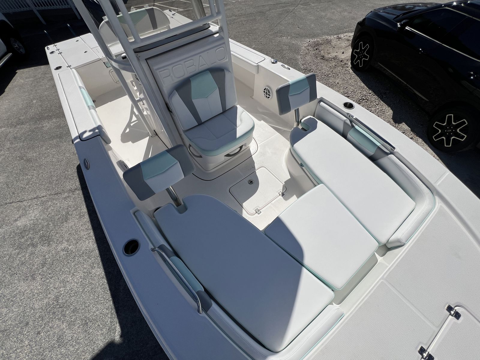2024 Robalo 226 Cayman-23