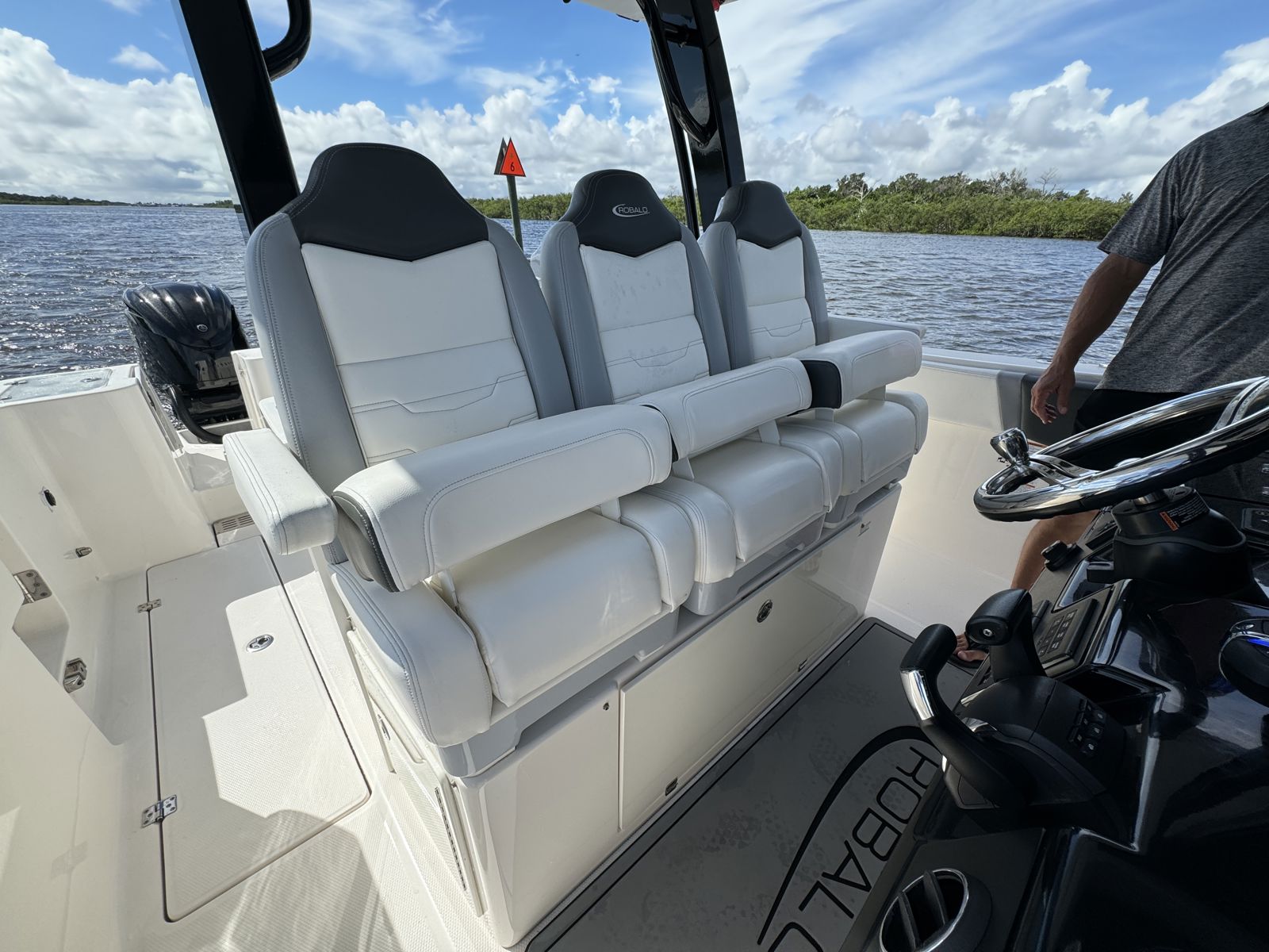 2022 Robalo R360-45