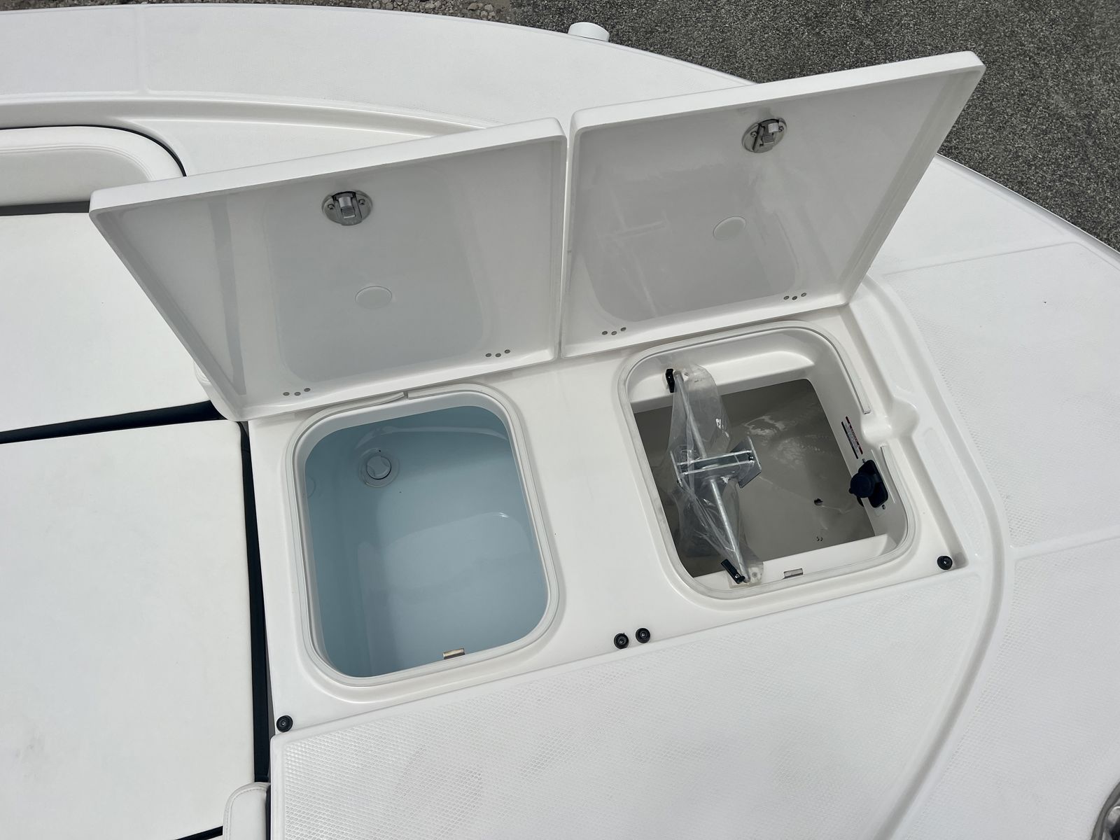 2025 Robalo 246 SD Cayman-25