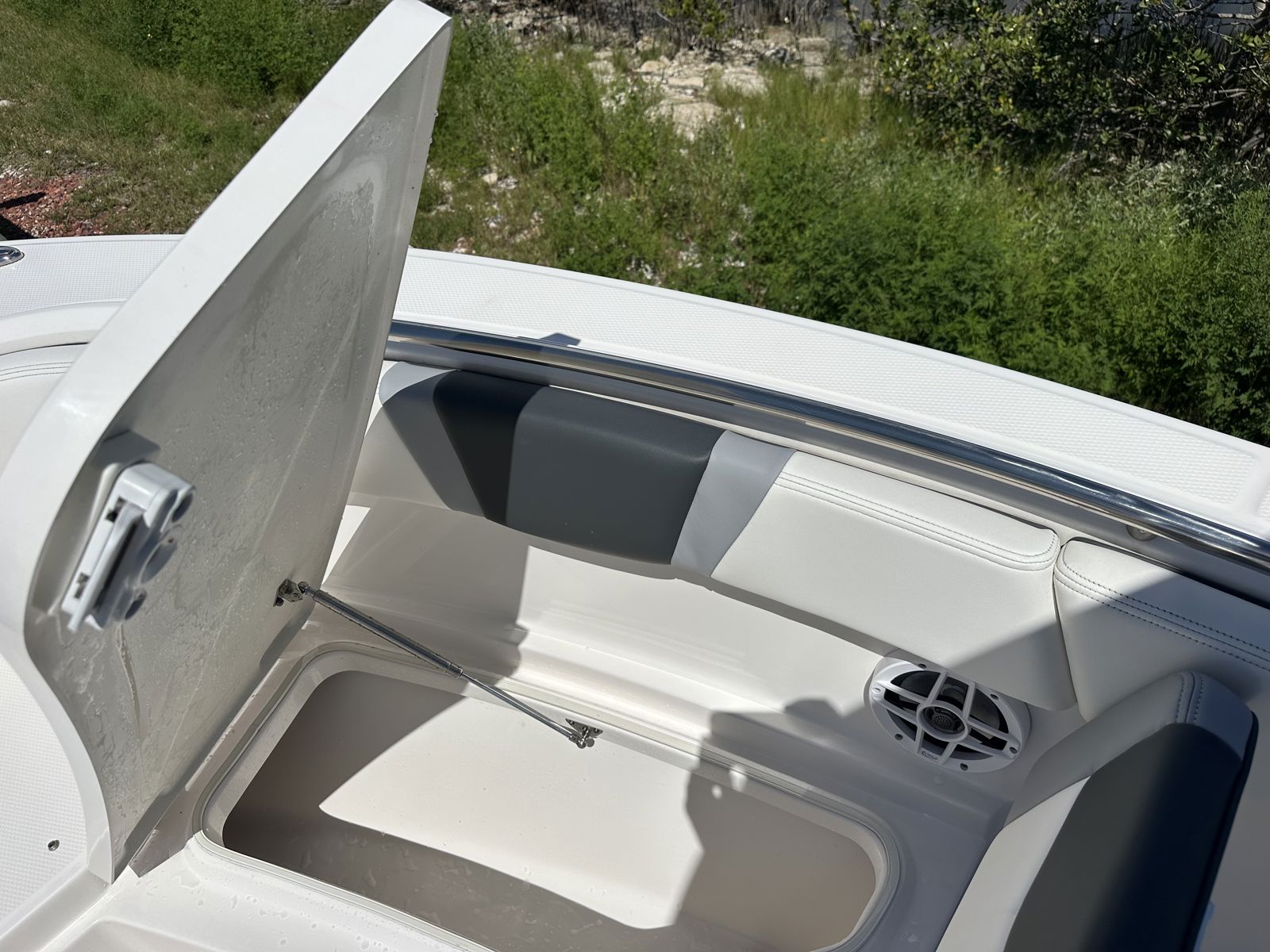 2024 Robalo R230-19