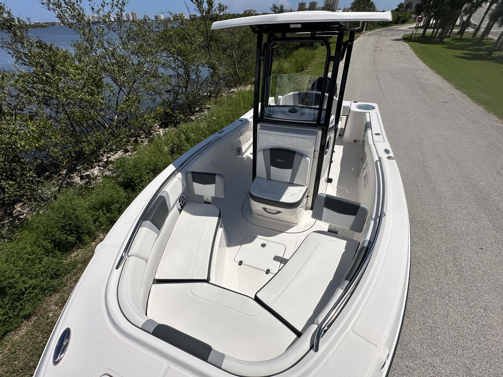2024 Robalo R230-7