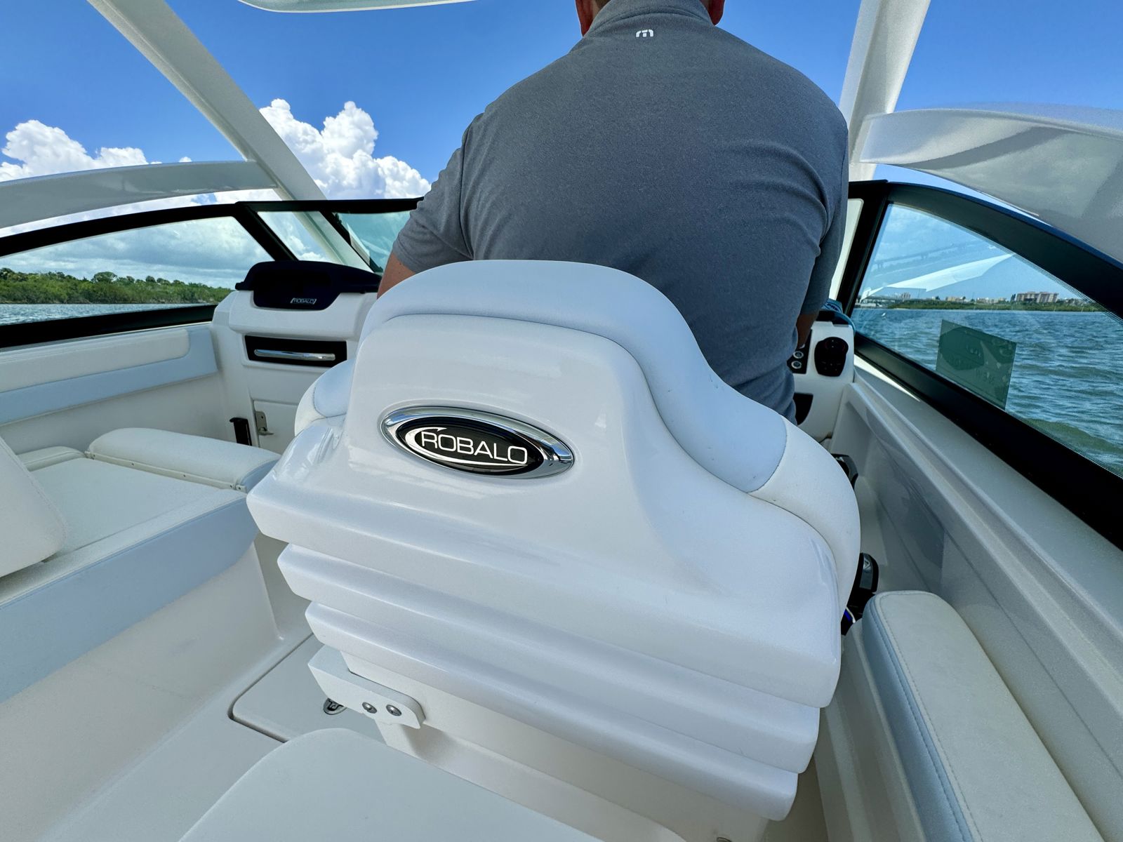 2025 Robalo R257-14