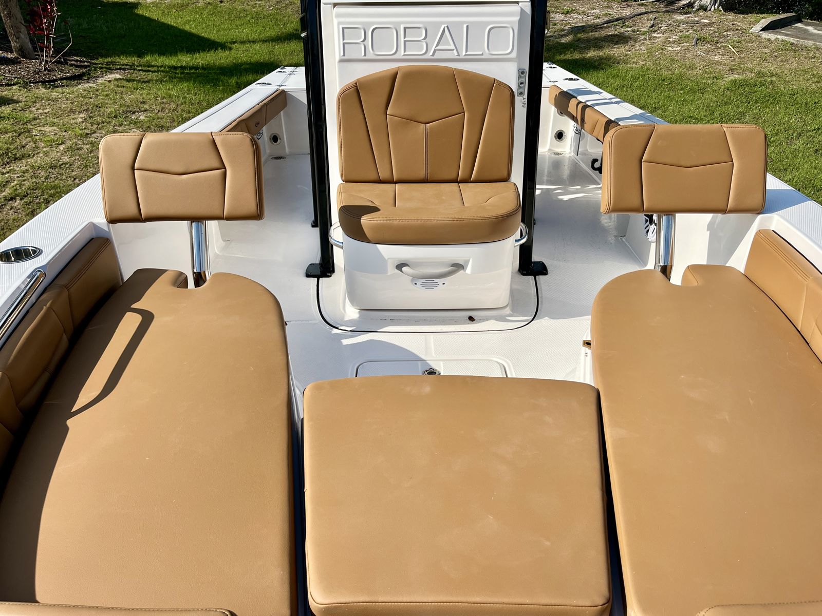 2025 Robalo 226 Cayman-12