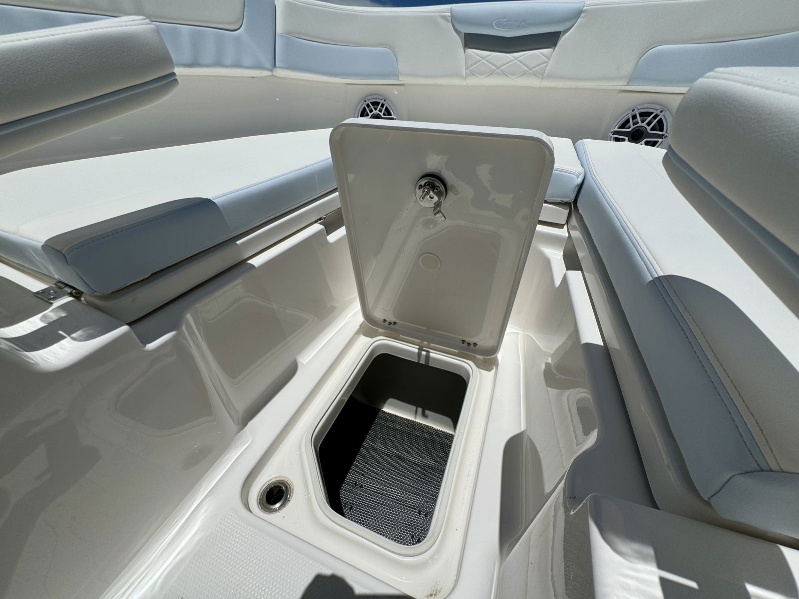 2025 Robalo R257-21