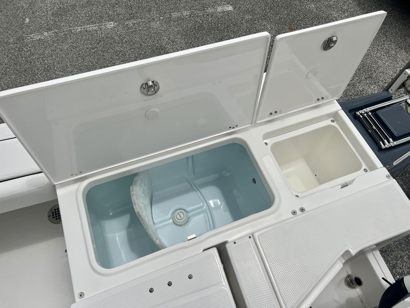 2025 Robalo 246 SD Cayman-11