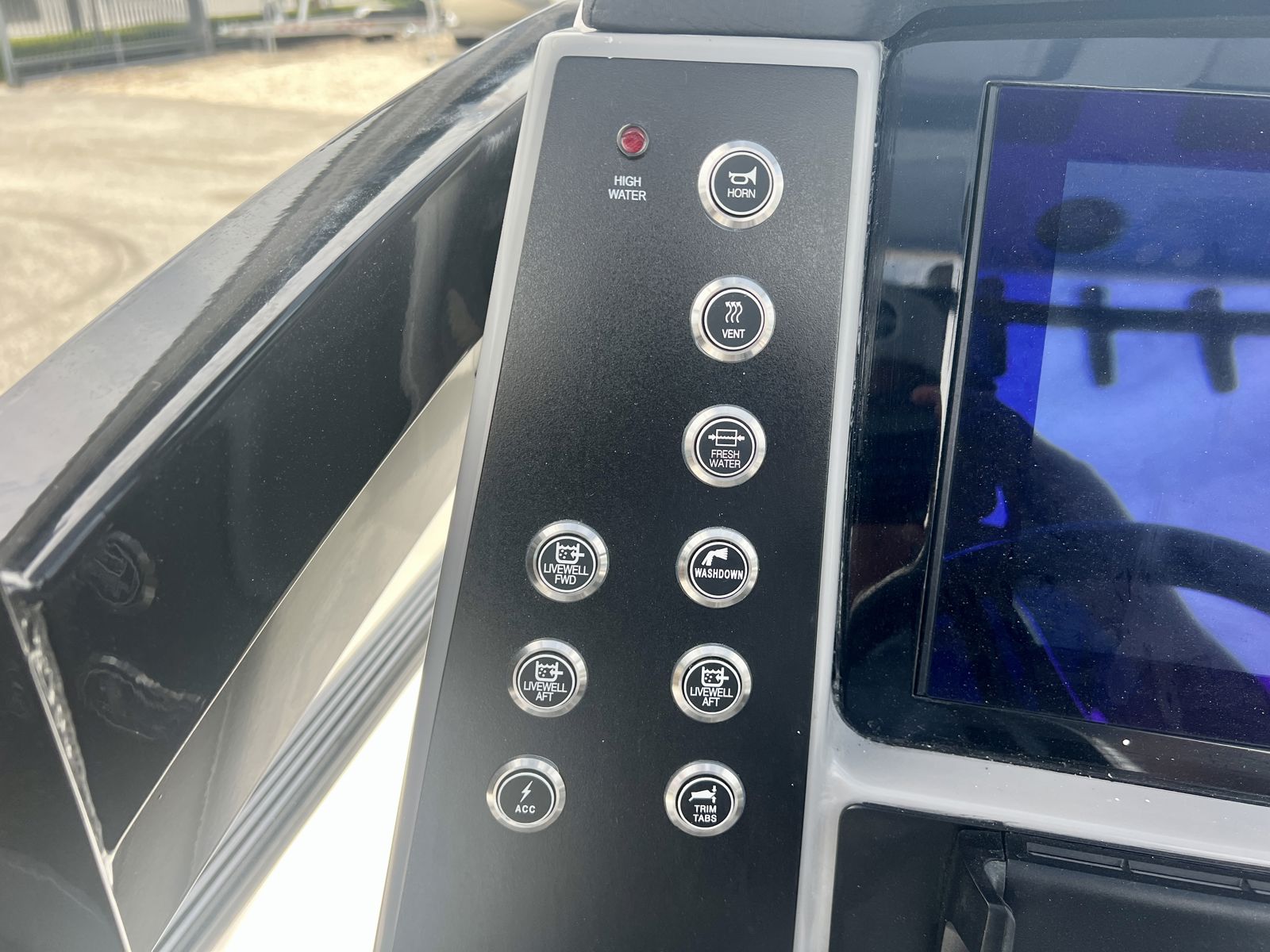 2025 Robalo 266 SD Cayman-25