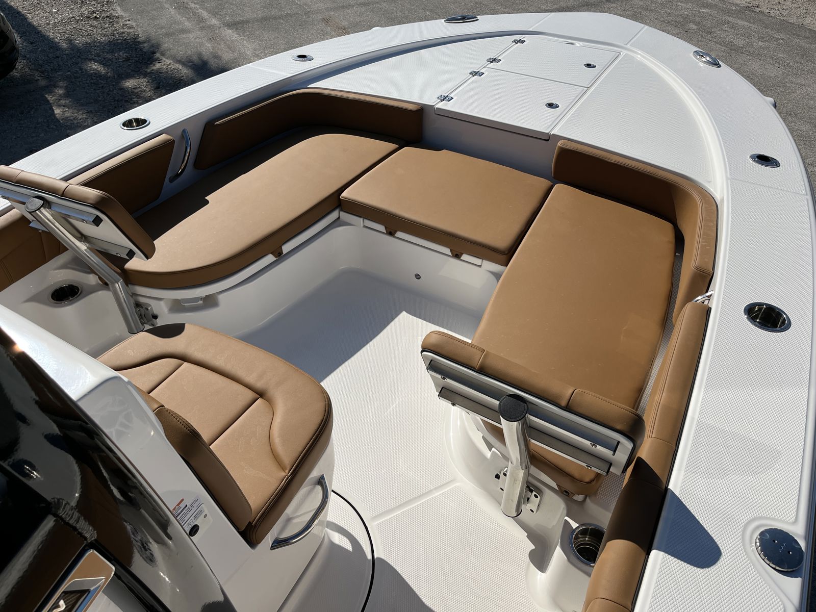 2025 Robalo 246 Cayman-13