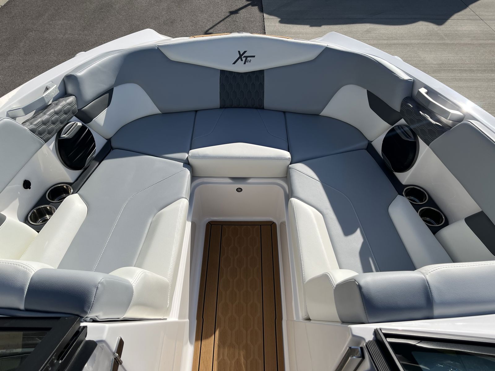 2026 MasterCraft XT22 - Current Watersports