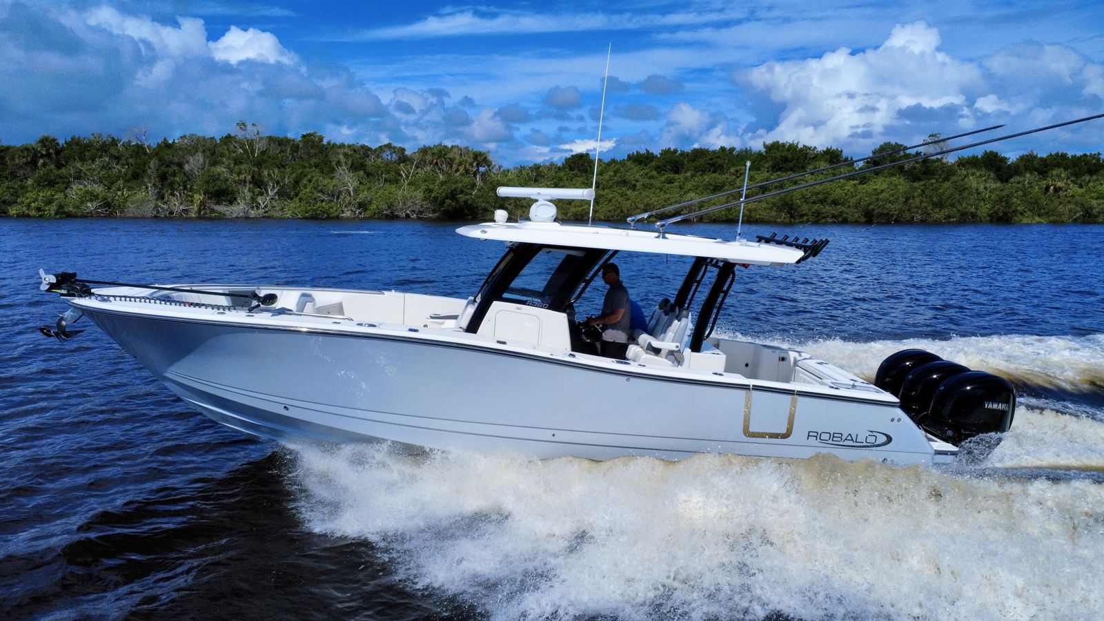 2022 Robalo R360-14