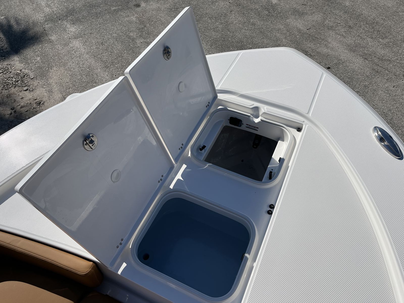 2025 Robalo 246 Cayman-16