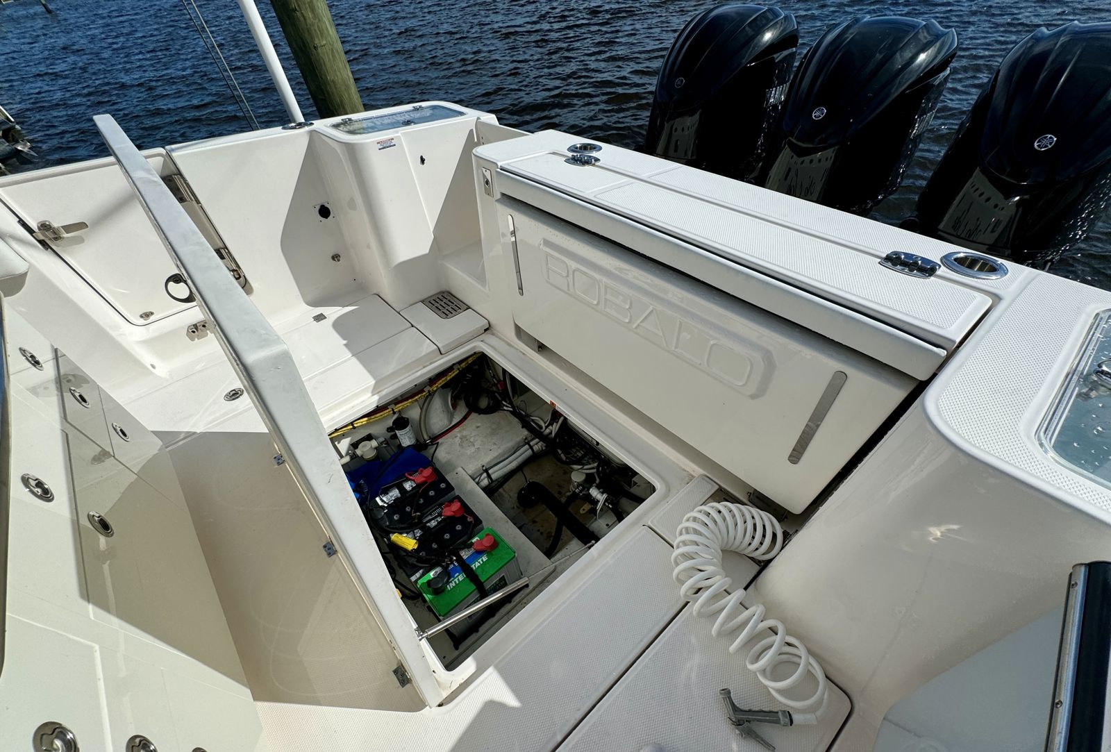 2022 Robalo R360-39