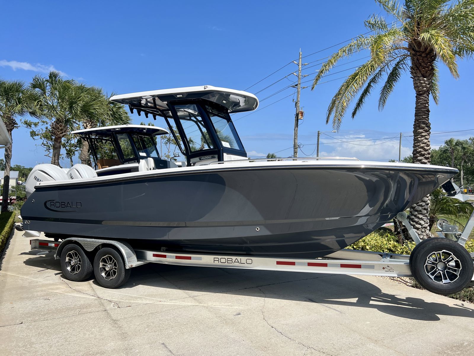 2025 Robalo R2500